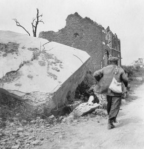 Blockhaus durch eine Mine zerstört, Lomme, bei Armentières, Frankreich, Erster Weltkrieg von Nightingale and Co