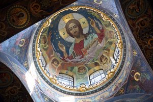Christus Pantokrator unter der zentralen Kuppel der Erlöserkirche auf dem Blut in St. Petersburg