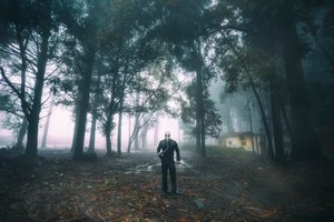 Einsamer Mann im Nebeligen Wald
