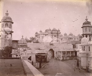 Blick auf den Stadtpalast, mit Eingangstor im Vordergrund, Udaipur von O.S. Baudesson