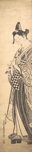 Junger Mann, der nach links auf hohen Geta geht und dabei Flöte spielt, ca. 1745 von Okumura Masanobu