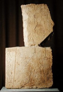 Fragment des Reliefs an der Fassade des Eingangs zum Grab von Merir-ankh, Ende des Alten Reiches, aus Sakkara von Old Kingdom Egyptian