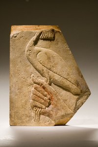 Relieffragment eines Akh-Vogels (Kalkstein)