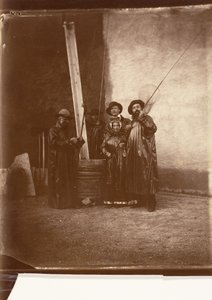 Der Künstler, seine Mutter und Freunde in Angelkleidung