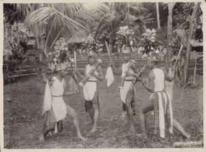 Indische Jungen in Kostümen tanzen mit Krissen in der Hand