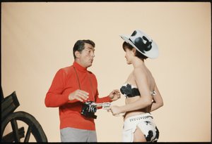 Dean Martin als Matt Helm am Set von 