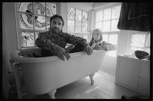 Dennis Hopper und seine Frau Michelle Phillips in einer Badewanne in New Mexico