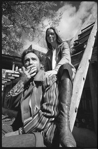 Dennis Hopper und seine Frau Michelle Phillips auf einer Leiter in New Mexico
