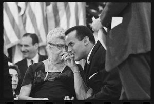 Eleanor Roosevelt mit Harry Belafonte bei einer Wahlkampfveranstaltung