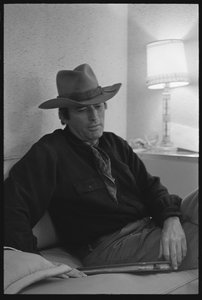 Gregory Peck in seinem Schauspieler-Wohnwagen