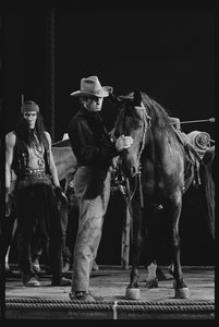 Gregory Peck mit Pferd am Set von 