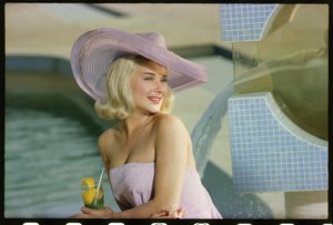 Hope Lange Fotoshooting am Pool von Orlando Suero