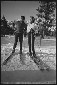 Janet Leigh und Tony Curtis auf Skiern bei den Winterspielen in Squaw Valley, Kalifornien