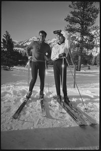Janet Leigh und Tony Curtis auf Skiern bei den Olympischen Winterspielen, Squaw Valley, Kalifornien