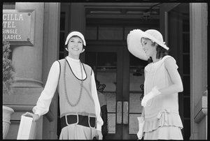 Julie Andrews und Mary Tyler Moore am Set von 
