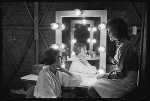 Julie Andrews und Mary Tyler Moore am Set von 
