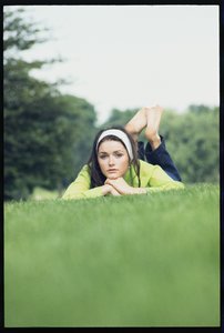 Margot Kidder auf dem Gras