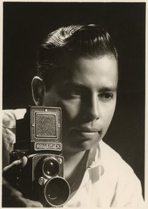 Orlando Suero Porträt mit Rolleiflex-Kamera, ca. 1954 (s/w Foto)