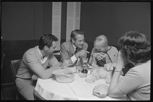 Paul Newman, Mort Sahl und Joanne Woodward scherzen beim Abendessen
