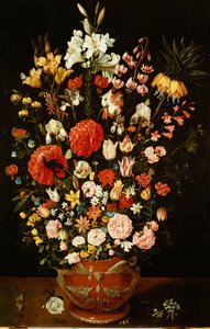 Tulpen, Lilien, Iris, Rosen, Nelken, Pfingstrosen und andere Blumen in einer skulptierten Terrakotta-Urne