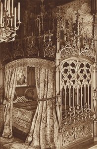Bayerisches Königsschloss Neuschwanstein, gotisches Bett im Schlafzimmer