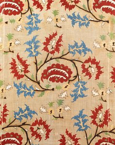 Detail eines Leinenbezugs, bestickt mit einem Mäander aus roten und blauen Blumen von Ottoman School