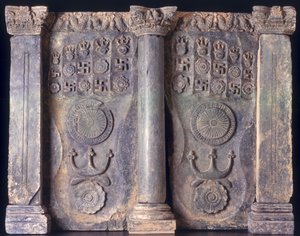 Fries mit den Fußabdrücken Buddhas, Gandhara 1. bis 5. Jahrhundert n. Chr. von Pakistani School