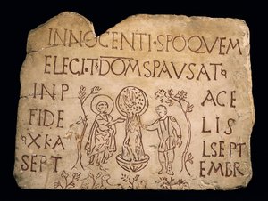 Grabstein mit Inschrift und der Taufe Christi, frühchristliche Zeit, 3. Jahrhundert