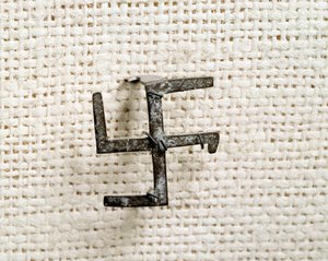 Christliche Antike: Fibel in Form eines Swastika (die das Hakenkreuz inspirieren wird). 1. bis 3. Jahrhundert. Nationalmuseum für Archäologie von Saint Germain en Laye von Paleo Christian