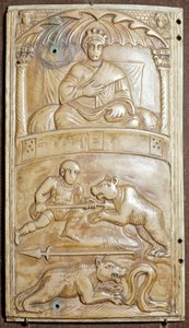 Spiele im Zirkus mit einem Bären (Elfenbeinrelief-Diptychon, ca. 400)