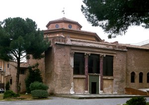 Blick auf das frühchristliche Baptisterium von San Giovanni in Laterano (St. Johannes Lateran) (battistero lateranense o san Giovanni in Fonte), erbaut um 440. Rom von Paleo Christian