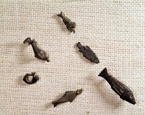 Christliche Antike: Fibeln und Metallschmuck in Fischform. Nationalmuseum für Archäologie, Saint Germain en Laye
