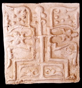Paläochristliche Kunst: Stein mit Reliefs von Weinreben und einem Kreuz