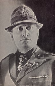 Album "Duce": Benito Mussolini in Uniform der Miliz (s/w Foto) von Pandimiglio Pandimiglio