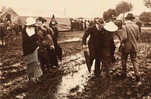 Gäste bei den Festlichkeiten einer Fuchsjagd in Capannelle, nahe Rom, 22/02/1915 von Paolo Lucchesi