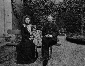 M. und Mme Curie im Garten ihres Hauses in Paris, ca. 1902, 1903
