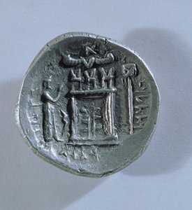 Tetradrachme von Vahbarz, König von Persis, mit Darstellung eines zoroastrischen Feueraltars (Rückseite)
