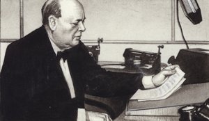 Winston Churchill hält eine seiner berühmten Kriegsreden im Radio
