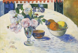 Blumen und eine Schale mit Obst auf einem Tisch