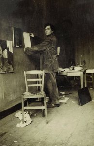 Amedeo Modigliani in seinem Atelier, ca. 1915 (s/w Foto) von Paul Guillaume