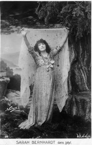 Henriette Rosine Bernard alias Sarah Bernhardt (1844-1923) als Izëyl, Postkarte (s/w Foto) von Paul Nadar