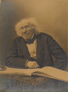 "Ich finde hier den Namen von Monsieur Pasteur: Hier werde ich meinen Namen schreiben. Monsieur Pasteur ist einer der größten Genies unserer Zeit, weil er, im Gegensatz... er geht vom Unbekannten aus..."