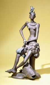 Eine afrikanische Tänzerin, sitzend mit einem großen Fisch zu ihren Füßen, eine Karlsruher Terrakottafigur