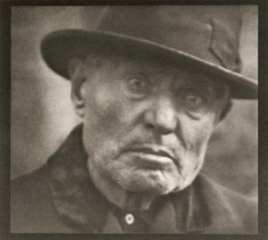 Fotografie - New York [Mann - Five Points Square] von Paul Strand
