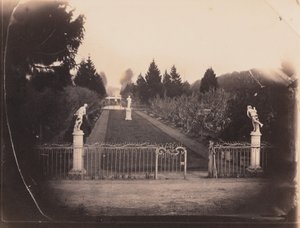 Gartenszene mit Statuen