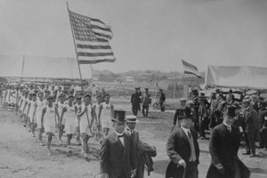 Amerikanische und philippinische Athleten marschieren hinter japanischen Würdenträgern bei den Fernostmeisterschaften von Paul Thompson