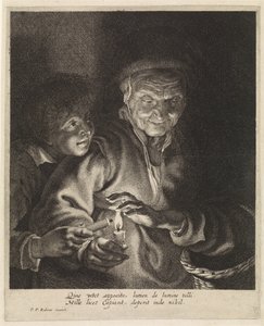 Alte Frau und Junge mit Kerzen