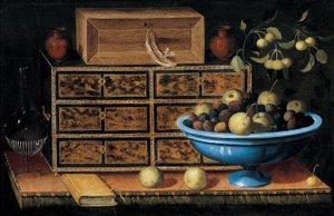Schreibtisch mit einer kleinen Truhe und einer Obstschale