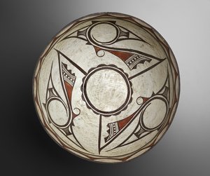Teigschüssel mit geometrischen Mustern