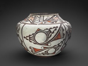 Krug mit geometrischen und abstrakten Designs